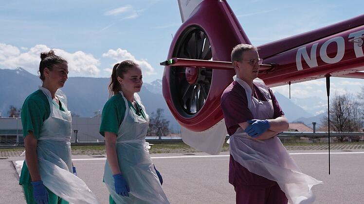 Ein Unfallopfer kommt mit dem Hubschrauber in die Unfallklinik von Murnau. Pfleger stehen bereit.