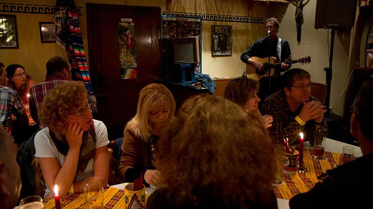 Ganz allein, bei Kerzenschein: Helt Oncale.