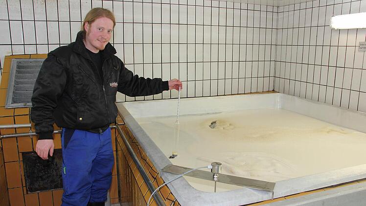 Robert Smith prüft im Gärkeller, wie stark sich der Zucker in Alkohol umgewandelt hat.  Foto: Schedel