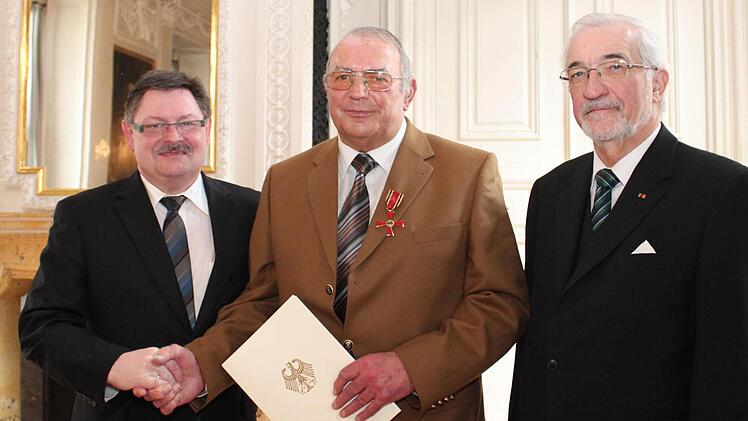 Staatssekretär Gerhard Eck (links) und Regierungspräsident Paul Beinhofer (rechts) gratulierten Edgar Rieß. Foto: Johannes Hardenacke