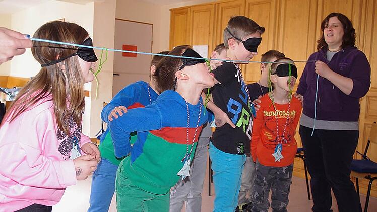 Die "Blindfische" (von links) Laura, Gian-Luca, Tim und Nico schnappen sich "Algen" am Meeresgrund. Mit im Bild ist Hauptorganisatorin Annette Boxdörfer.  Foto: Heike Schülein