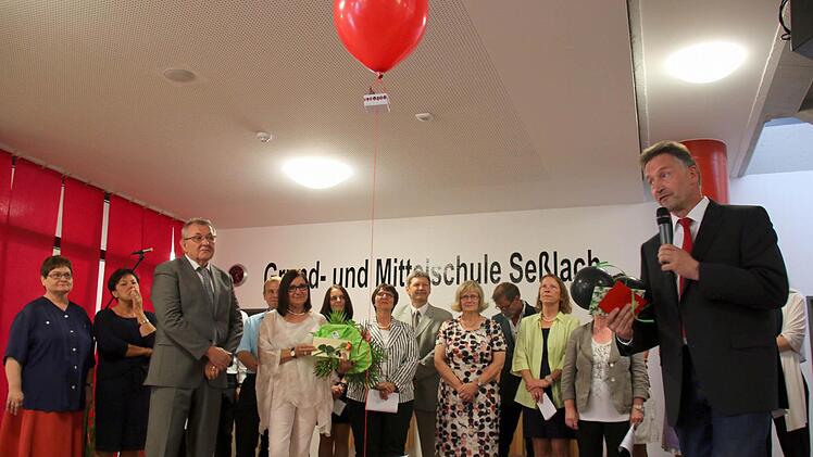 Eine Ballonfahrt schenkte das Kollegium der Seßlacher Grund- und Mittelschule ihrem scheidenden Rektor Helmut Dillig zum Abschied. Von oben und im Nachhinein betrachtet, dürften Dillig alle Probleme, die er in 13 Dienstjahren bewältigen musste, klein vorkommen. Foto: Bettina Knauth