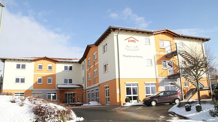 Das Pflegeheim am Eichberg bietet den Bewohnern ein hohes Maß an Lebensqualität, Wohnkomfort und menschliches Miteinander.