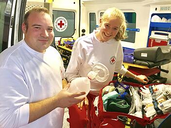 Katrin Habermann arbeitet im Rettungsdienst als Bundesfreiwillige und ist im Krankentransport in der Rettungswache Ebern eingesetzt. Zusammen mit Rettungsassistent und Praxisanleiter Ralph Schönfelder checkt sie vor Dienstbeginn die Ausrüstung im Krankentransportwagen.  Fotos: Michael Will / BRK Haßberge
