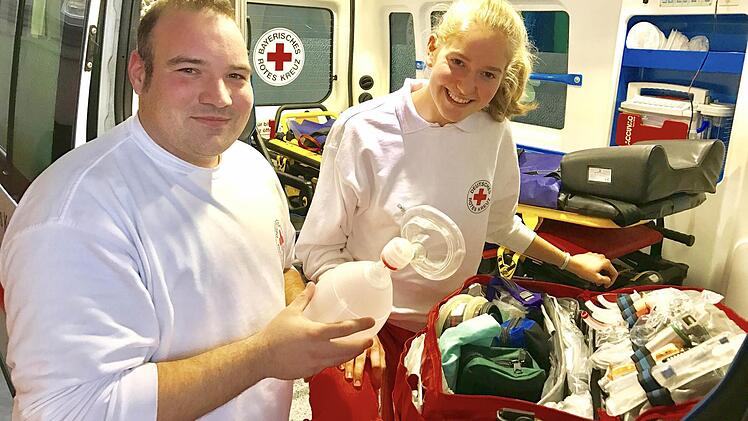 Katrin Habermann arbeitet im Rettungsdienst als Bundesfreiwillige und ist im Krankentransport in der Rettungswache Ebern eingesetzt. Zusammen mit Rettungsassistent und Praxisanleiter Ralph Schönfelder checkt sie vor Dienstbeginn die Ausrüstung im Krankentransportwagen.  Fotos: Michael Will / BRK Haßberge