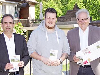 Auch 2018 wird es auf dem Schlossberg Königsberg Kino- und Theatersommer geben. Das Programm präsentierten (von rechts) Bürgermeister Claus Bittenbrünn, der neue Pächter der Schlossberggaststätte, Tim Lesser, und Kooperationspartner Andreas Holch. Foto: Sabine Weinbeer