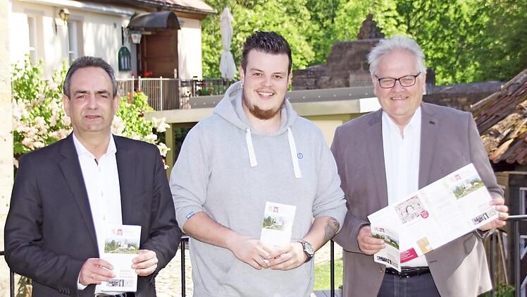 Auch 2018 wird es auf dem Schlossberg Königsberg Kino- und Theatersommer geben. Das Programm präsentierten (von rechts) Bürgermeister Claus Bittenbrünn, der neue Pächter der Schlossberggaststätte, Tim Lesser, und Kooperationspartner Andreas Holch. Foto: Sabine Weinbeer