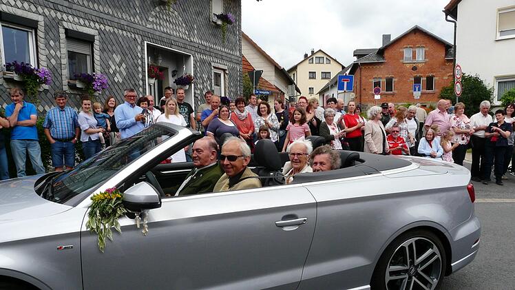 Ehrenmitglieder chauffierte Gerd Baudler im Cabrio mit im Umzug. Foto: Karin G&uuml;nther