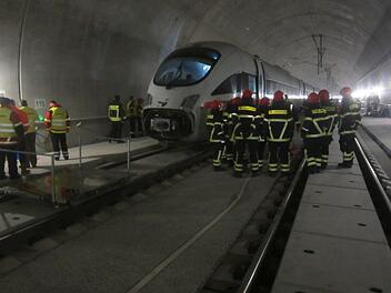 Eine realistische Übung, an der auch die Rettungskräfte aus dem Kreis Lichtenfels teilnahmen,  fand im März 2017 im Tunnel Reitersberg statt.  Foto: Matthias Einwag