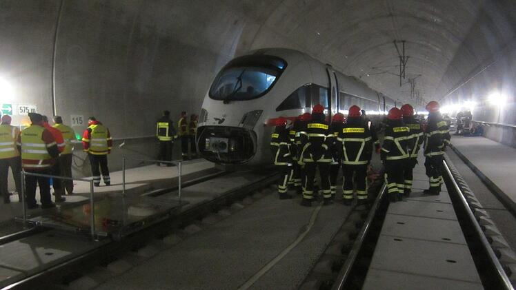 Eine realistische Übung, an der auch die Rettungskräfte aus dem Kreis Lichtenfels teilnahmen,  fand im März 2017 im Tunnel Reitersberg statt.  Foto: Matthias Einwag