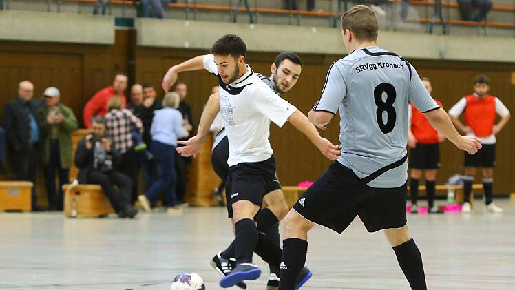 Der  Hofer Kadir Kacar am Ball, rechts Florian Bauer. Foto: Monika Limmer