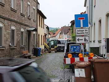Eng geht es zu, wenn in der Hammelburger Altstadt gebaut wird. Hier in der Dalberg-Straße etwa soll der neue Blumenladen von Kathrin Sell entstehen. Wenn die Bodenplatte gegossen ist, soll die Straße auch nach dem Willen der Bauherrin nur noch möglichst selten komplett gesperrt werden. Foto: Ralf Ruppert
