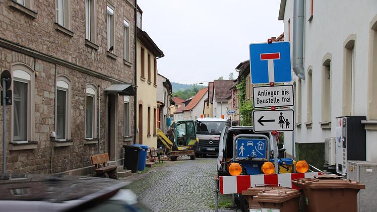 Eng geht es zu, wenn in der Hammelburger Altstadt gebaut wird. Hier in der Dalberg-Straße etwa soll der neue Blumenladen von Kathrin Sell entstehen. Wenn die Bodenplatte gegossen ist, soll die Straße auch nach dem Willen der Bauherrin nur noch möglichst selten komplett gesperrt werden. Foto: Ralf Ruppert
