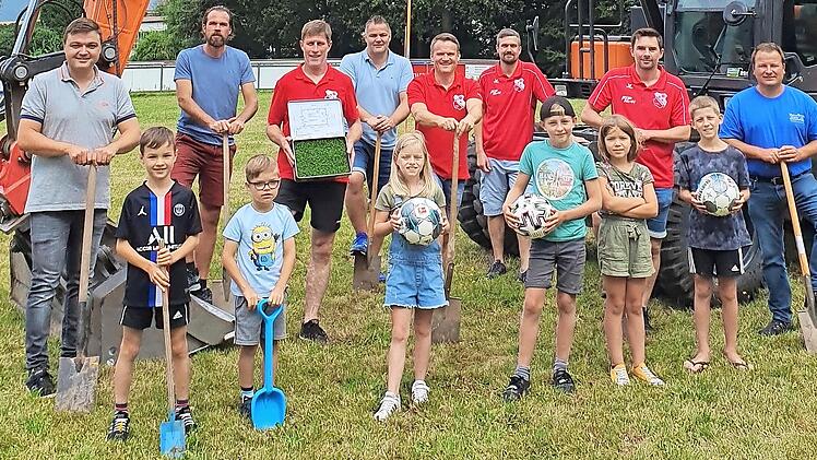 Der Spatenstich ist schon erfolgt, der Bagger steht bereit: Neben seinem Sportplatz möchte der SV Heilgersdorf ein Mini-Kunstrasenspielfeld ("Soccer-Court") errichten.