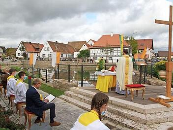 Pfarrer Matthias Steffel hält den Freiluftgottesdienst am Kirchweihsonntag in Pautzfeld.  Foto: Mathias Erlwein