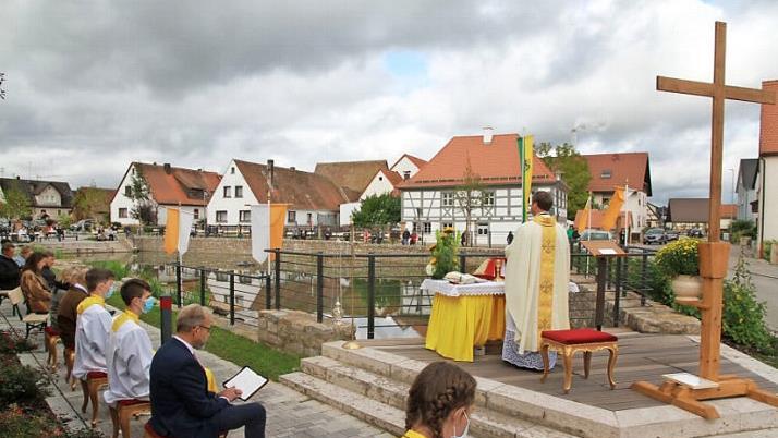 Pfarrer Matthias Steffel hält den Freiluftgottesdienst am Kirchweihsonntag in Pautzfeld.  Foto: Mathias Erlwein