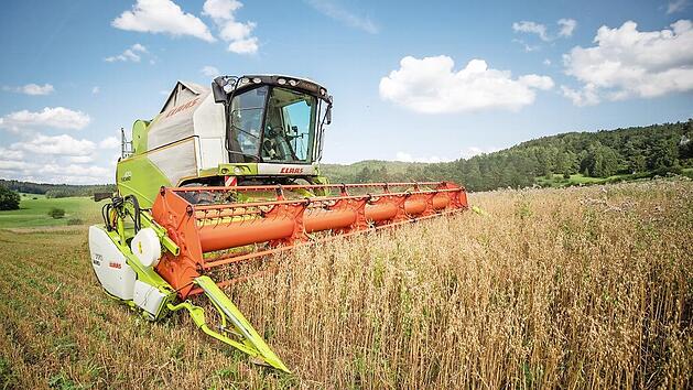 Ein Landwirt bei der Getreideernte