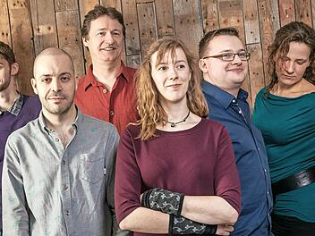 Das Sextett „Larún“ leben Celtic-Folk aus.