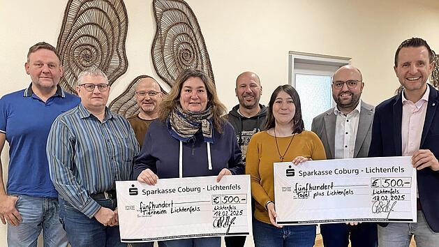 B&uuml;rgermeister Andreas H&uuml;gerich (rechts), Sebastian M&uuml;ller, Personalleiter der Stadt Lichtenfels (Zweiter von rechts) und Stefan Welsch, Personalratsvorsitzender der Stadt Lichtenfels (Vierter von rechts) &uuml;bergaben gemeinsam mit den Personalratsmit...