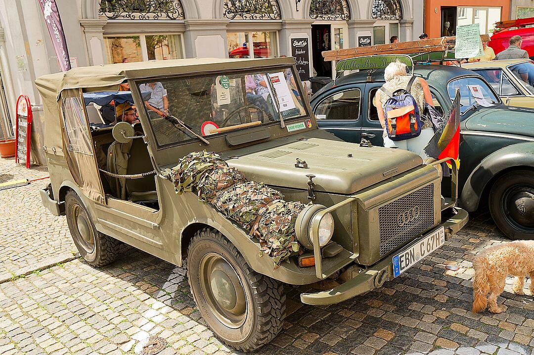 Historische Automobile und Motorräder