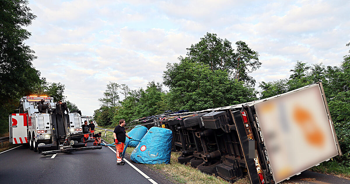 Bee stings truck driver: 40-tonner tips over onto bike path in Alzenau