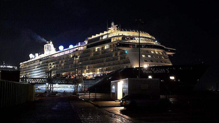 Kreuzfahrtschiff st&ouml;&szlig;t mit Containerschiff zusammen