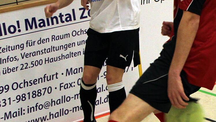 Durch die Beine des Reichenbergers Nico Dreyel zirkelt der Bayern-Spieler Marcel Reuther die Filzkugel. Foto: Thomas