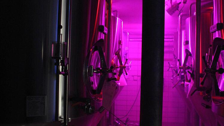 Im Antla gibts im Keller bei den Lagertanks eine Lightshow. Das Bier würde natürlich auch ohne vor sich hingären.