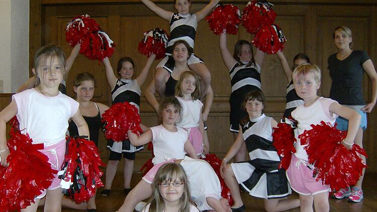 ch höre Musik und sehe dann meine Mädels vor mir dastehen", so erklärt Trainerin Nina Ritter, wie sie ihre Choreografien erstellt. Fotos: Petra Malbrich