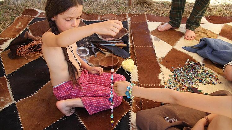 Perlenkette fädeln.