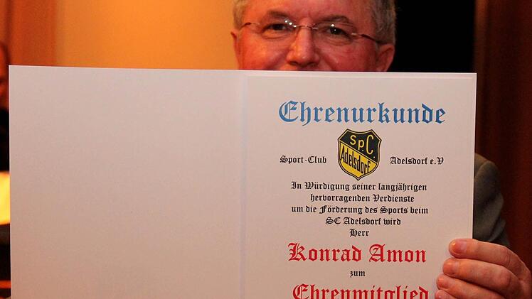 Vorsitzender Lorenz Galster präsentierte die neu gestaltete Ehrenurkunde.