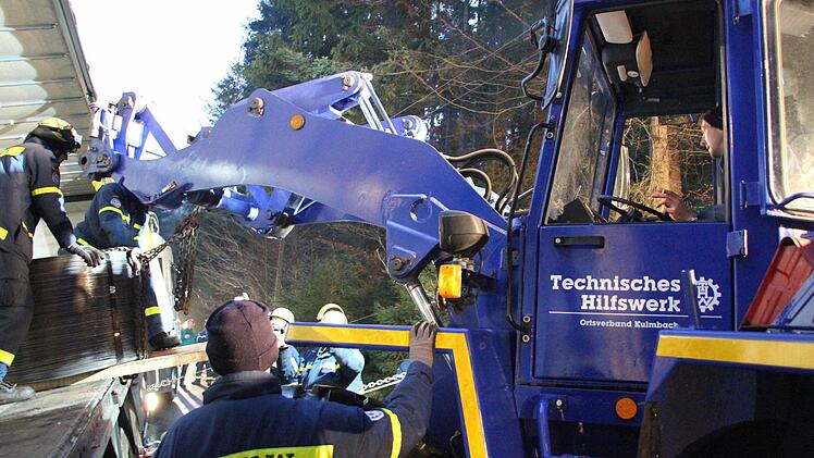 Mit einem Radlader wurden die Rollen von der Ladefläche gehoben. Foto: Friedwald Schedel