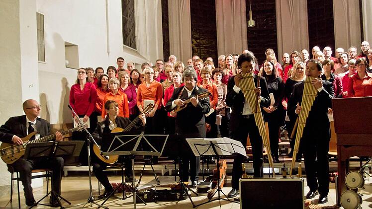 Gemeinsam mit der peruanischen Instrumentalgruppe "Indoamerika Perumanta" führte der Chor "Unerhört" Musik von Ariel Ramirez in der Coburger Heilig-Kreuz-Kirche auf.Foto: Jochen Berger