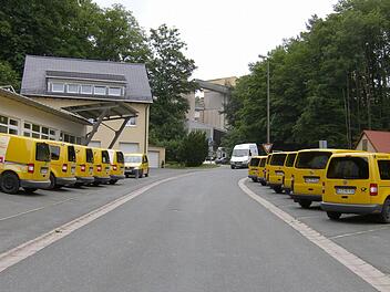 In Gräfenberg stehen die Postautos. Wann ist wieder fahren, ist unklar. Foto: Petra Malbrich