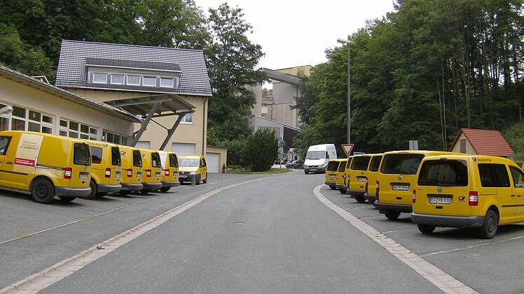 In Gräfenberg stehen die Postautos. Wann ist wieder fahren, ist unklar. Foto: Petra Malbrich
