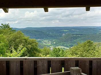 Blick vom Aussichtsturm Hohes Kreuz bei Muggendorf in das Wiesenttal. Foto: Martin Rehm