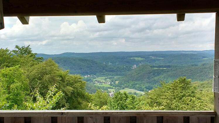 Blick vom Aussichtsturm Hohes Kreuz bei Muggendorf in das Wiesenttal. Foto: Martin Rehm