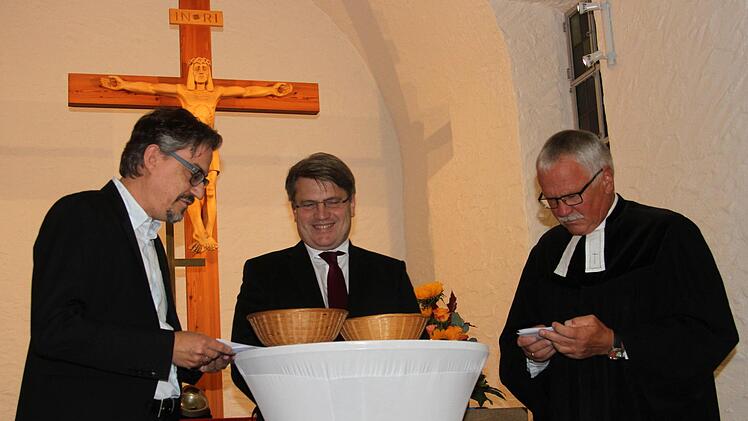 Im "Kreuzverhör" (von links) Dr. Martin Luckardt, Justizminister Winfried Bausback und Pfarrer Volkmar Gregori.Günther Geiling