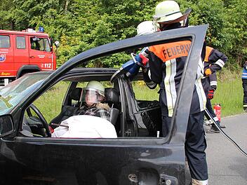 Vor schwierigen Unfallszenarien standen die Feuerwehrm&auml;nner und - Frauen bei der THL-&Uuml;bung. Johannes Schlereth