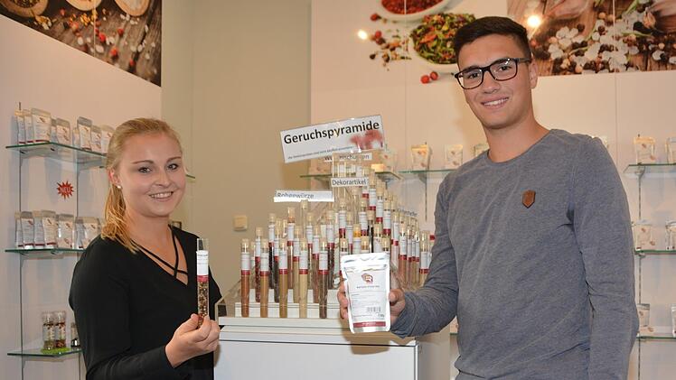 Digital Kunden werben und sie im Laden  für die Gewürze aus dem Hause Raps begeistern: Die Azubis Sophie Lapczyna und Moritz Knoll freuen sich, dass ihr Team den Ausbildungspreis des Arbeitskreises Schule-Wirtschaft und der Bayerischen Rundschau gewonnen hat.Dagmar Besand