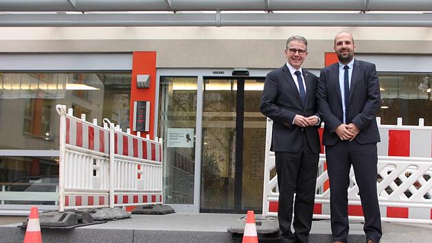 Prof. Christoph Reichel, leitender Arzt der Klinik Hartwald, und der kaufmännische Direktor Mathias Kirchner im Eingangbereich: Aktuell wird ein barrierefreier Aufgang gestaltet. Foto: Ulrike Müller