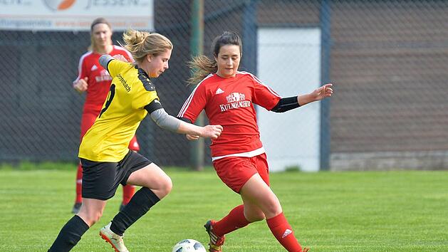 Sophia Heilscher und der SC Oberreichenbach (links) f&uuml;hrten in der ersten Halbzeit verdient mit 3:1 gegen Eggolsheim, lie&szlig;en sich danach aber auskontern. Die DJK gewann mit 4:3.  Foto: Picturedreams