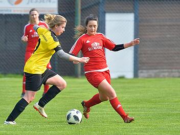 Sophia Heilscher und der SC Oberreichenbach (links) führten in der ersten Halbzeit verdient mit 3:1 gegen Eggolsheim, ließen sich danach aber auskontern. Die DJK gewann mit 4:3.  Foto: Picturedreams