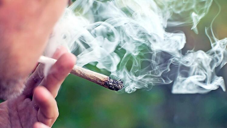 Mit einem Joint wollte ein junger Mann an der Kieswäsch gemeinsam mit Freunden das Ende des Lockdowns feiern. Aber er hatte die Rechnung ohne die Kulmbacher Polizei gemacht. Symbolfoto: Aleksej/Adobe Stock