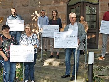 Die Spendenübergabe auf dem Puckenhof (von links): Wolfgang Fees (Siemens-Betriebsrat), Renate Lang (Hospizverein), Martin Burda (Puckenhof), Ulrike Jochemczyk (Hospizverein), Christian Reckziegel (Siemens), Pia Gohla (Elterninitiative krebskranker Kinder), Wolfgang Badura (Lebenshilfe), Annika Dorn (Siemens), Oliver Flotow (Bürgerstiftung Erlangen)