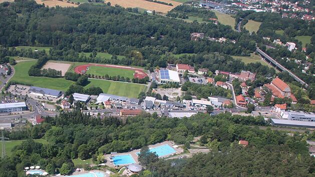 Eine Landesgartenschau in Bad Kissingen soll vor allem hier stattfinden: Auf dem Areal beginnend beim  Sportpark (links) bis zum Alten Schlachthof (rechts).