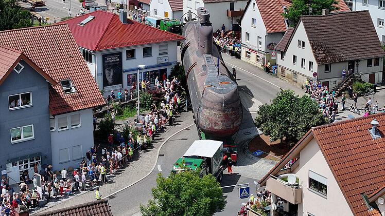 Bad Rappenau: Riesiges U-Boot wird durch "engste Straßen" manövriert - großes -Spektakel