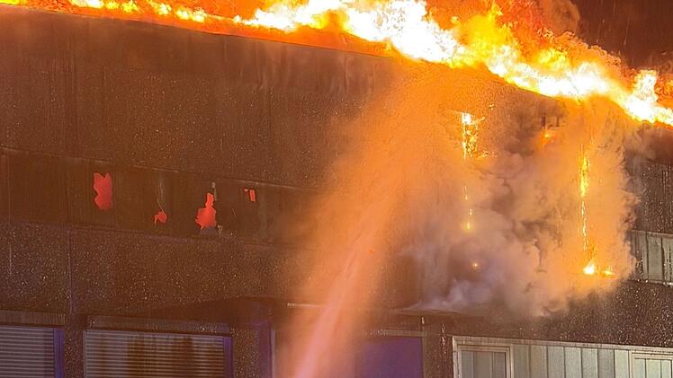 Lichtenfels: Gro&szlig;brand schockt Anwohner und Mitarbeiter - "be&auml;ngstigend"
