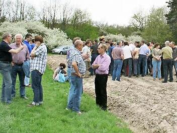 Etwa 80 Bürger aus Neuhaus trafen sich direkt am Standort der geplanten Rastanlage. Fotos: Evi Seeger