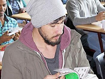 Wort für Wort müssen die Jugendlichen die neue Sprache lernen.  Fotos: Jennifer Brechtelsbauer